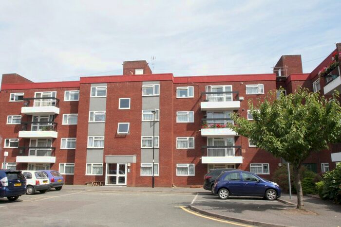 2 Bedroom Flat To Rent In Grange Gardens, London N14