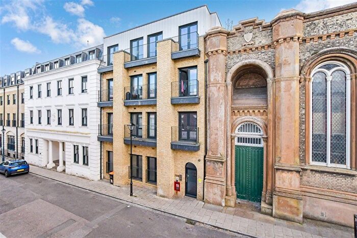 2 Bedroom Flat For Sale In Queensbridge Drive, Ramsgate, Kent, CT11