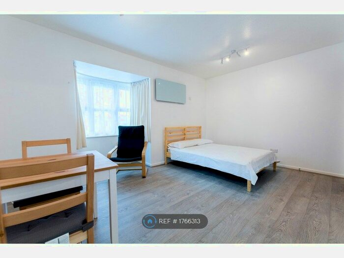 Studio To Rent In Clarkes Drive, Uxbridge, UB8