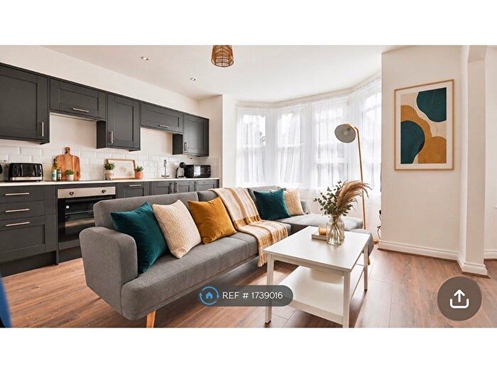 3 Bedroom Flat To Rent In North Road, Cardiff, CF10