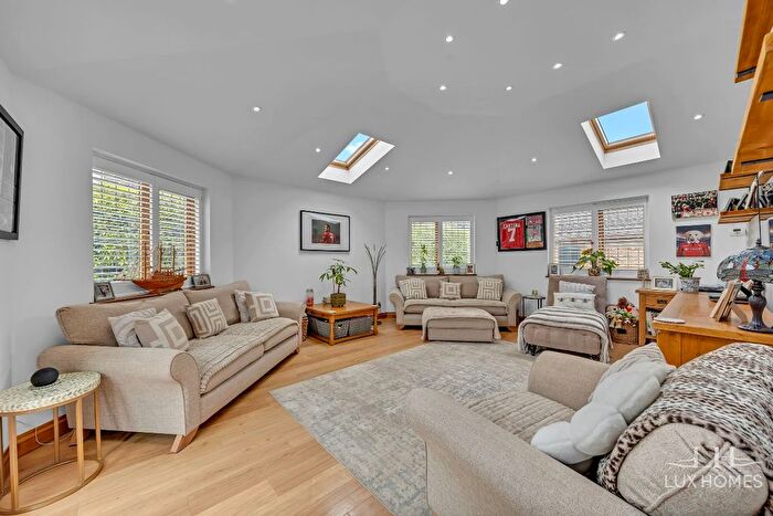 4 Bedroom Bungalow For Sale In Summers Gold, Rainham, RM13