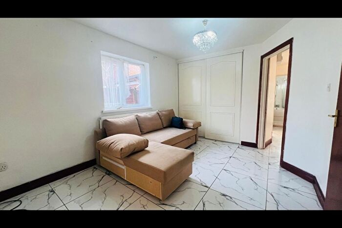 6 Bedroom Detached House To Rent In Dunsmore Road, Luton, LU1