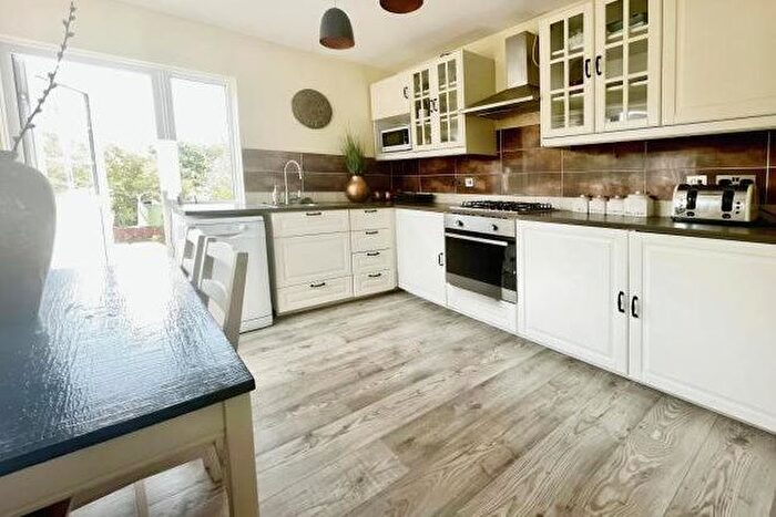 2 Bedroom Flat To Rent In Vale Crescent, London, SW15