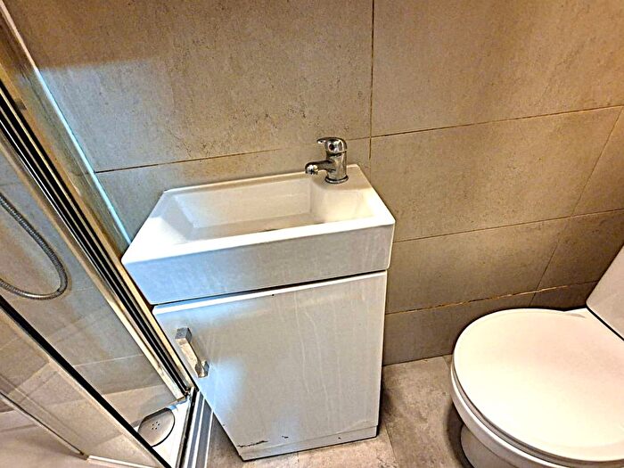 Terraced House To Rent In High Road, London, N22