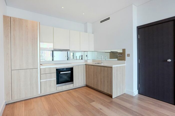 2 Bedroom Flat To Rent In Plaza Gardens, London, SW15