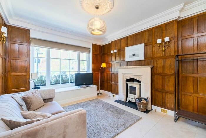 1 Bedroom Flat To Rent In Brompton Square, London, SW3
