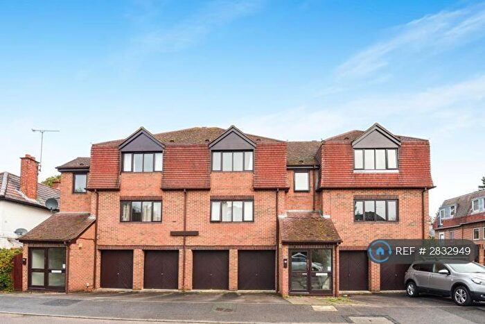 1 Bedroom Flat To Rent In Weavers Court, Wokingham, RG40