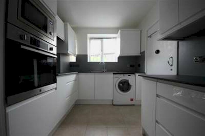 2 Bedroom Flat To Rent In Court House Mansions, Epsom, KT19