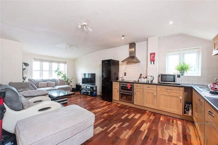 2 Bedroom Flat For Sale In Magdalene Gardens, London, N20