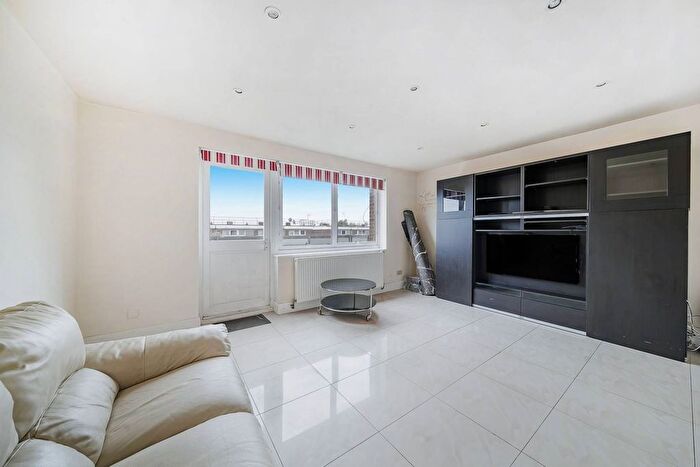 2 Bedroom Flat To Rent In Belle Vue Estate, Hendon, London, NW4