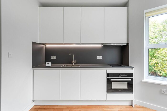 Flat To Rent In Flat Cedar Road, SM2