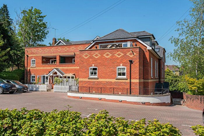 2 Bedroom Flat For Sale In School Hill, Wrecclesham, Farnham, Surrey, GU10