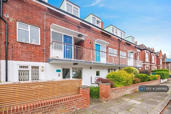 3 Bedroom Flat To Rent In Balham, London, SW12