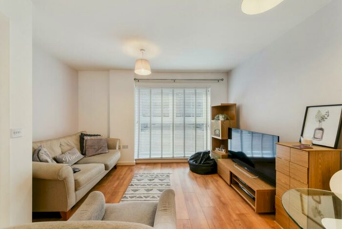 2 Bedroom Flat For Sale In Forge Square, Isle Of Dogs, London, E14