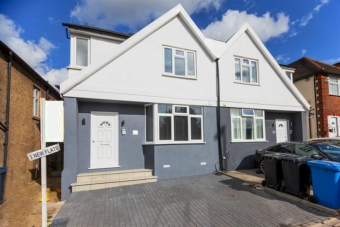 3 Bedroom Flat To Rent In Great North Way, Hendon, NW4