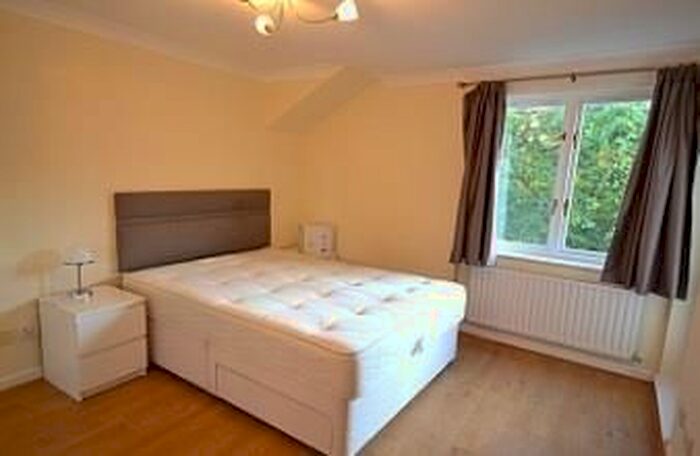 2 Bedroom Flat To Rent In Woodside Grange, Holden Road, London, N12