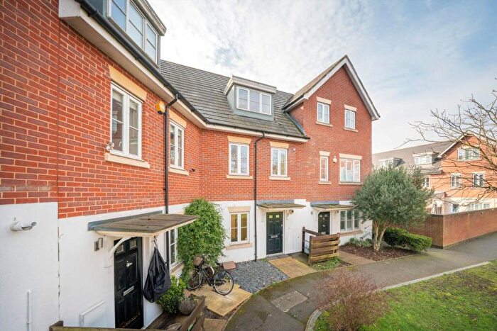 4 Bedroom Flat To Rent In Cross Way, Willesden Green, NW10