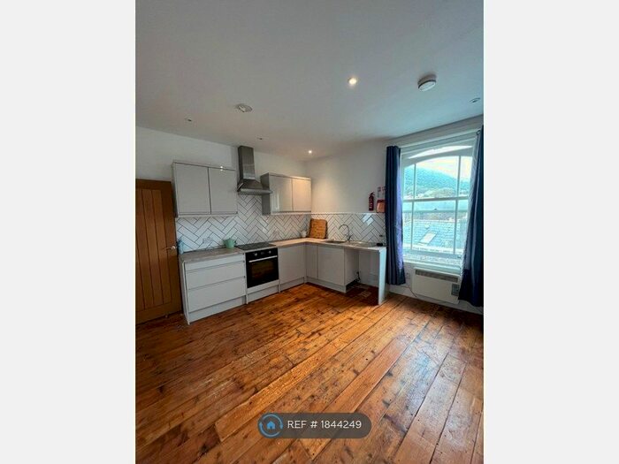 2 Bedroom Flat To Rent In Pier Street, Ventnor, PO38