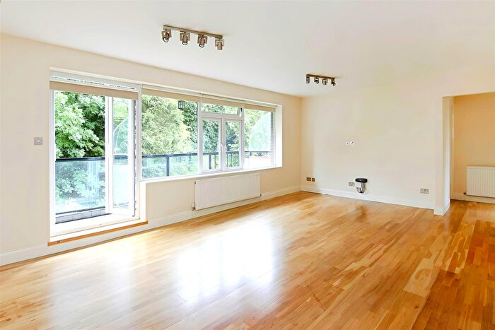 3 Bedroom Flat To Rent In Holders Hill Road, Hendon, NW4