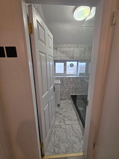 3 Bedroom Flat To Rent In Whitnell Way, London, SW15