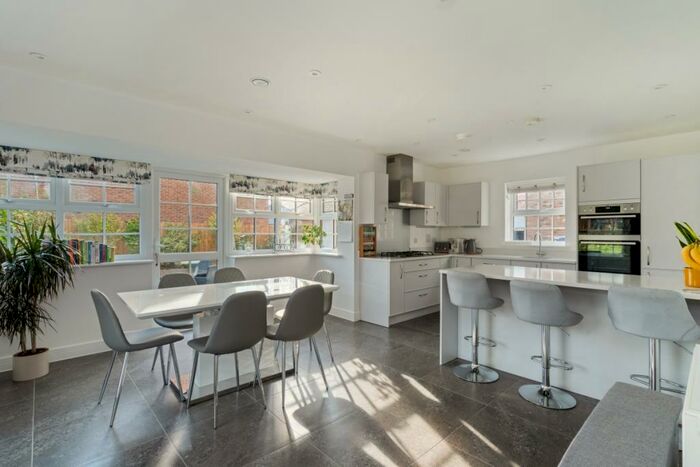 4 Bedroom Detached House To Rent In Peartree Field Billingshurst, RH14