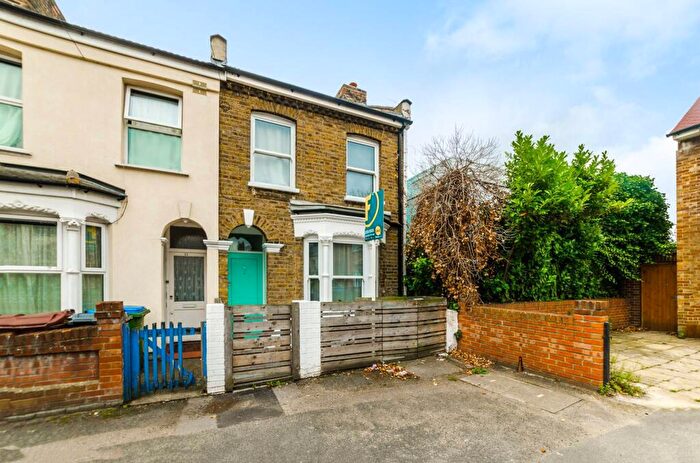 3 Bedroom End Of Terrace House To Rent In Amethyst Road, Stratford, London, E15