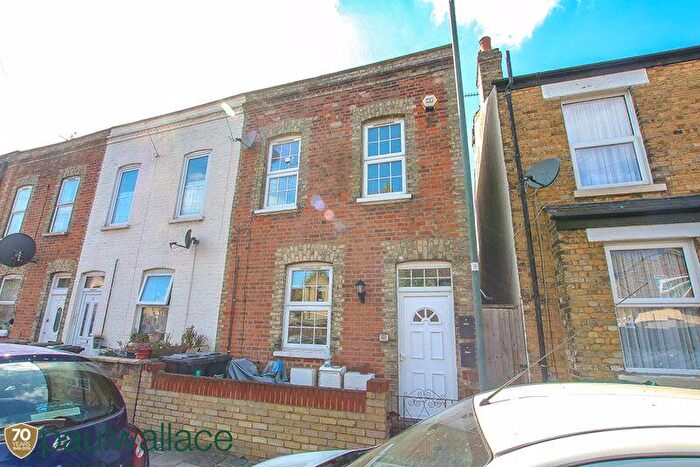 2 Bedroom Apartment To Rent In Cross Road, Waltham Cross, EN8