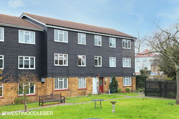 2 Bedroom Flat To Rent In Walnut Tree Close, Hoddesdon, EN11