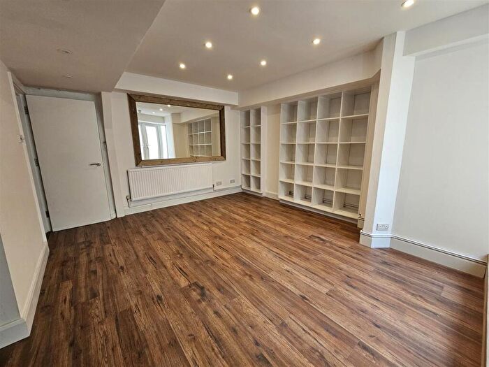 2 Bedroom Flat To Rent In Oriental Place, Brighton, BN1