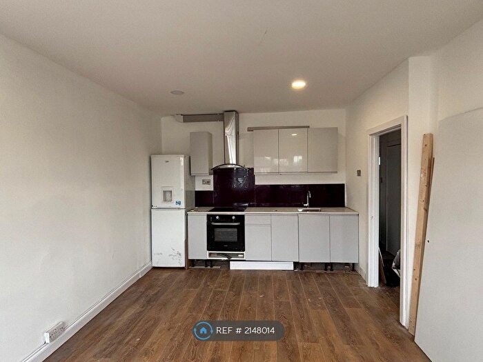 2 Bedroom Flat To Rent In Oaks Lane, Ilford, IG2
