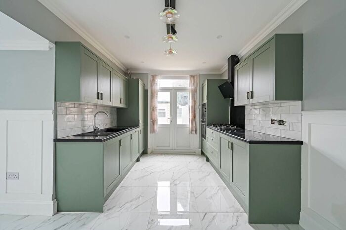 3 Bedroom End Terrace House For Sale In First Avenue, Walthamstow Village, London, E17