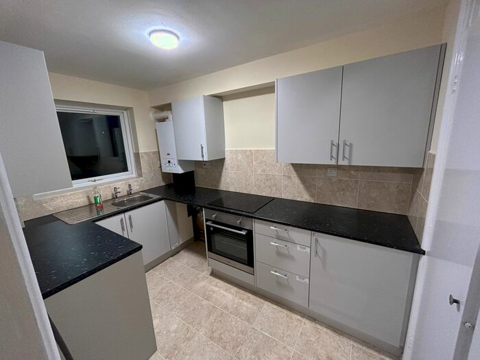 1 Bedroom Flat To Rent In Poplar Grove, London, N11