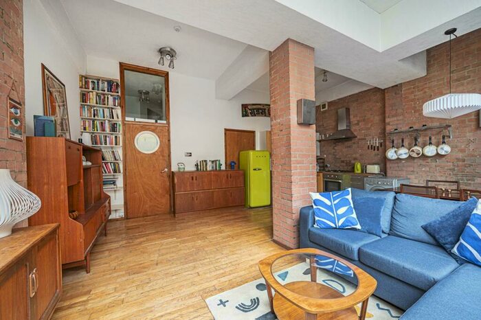 2 Bedroom Flat To Rent In Cavell Street, Whitechapel, London, E1