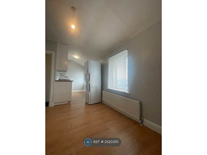 1 Bedroom Flat To Rent In Oaklands Grove, London, W12