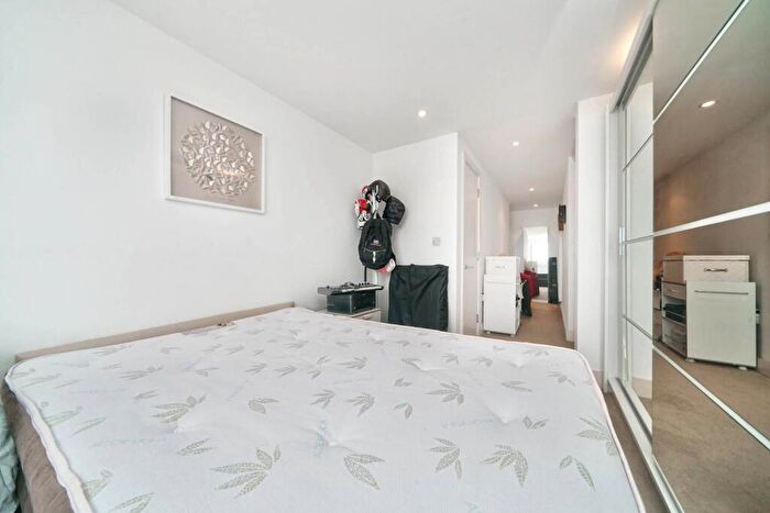 2 Bedroom Flat To Rent In Crews Street, Canary Wharf, London, E14