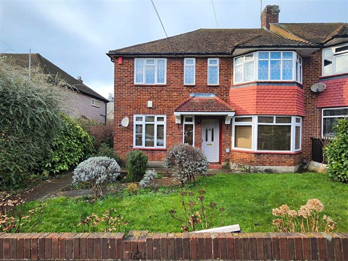 2 Bedroom Maisonette To Rent In Wedmore Avenue, Ilford, IG5