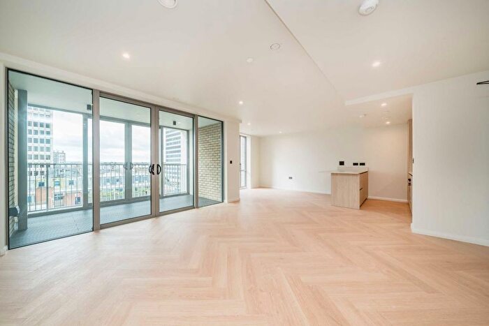 2 Bedroom Flat To Rent In Beeline Way, New Malden, KT3