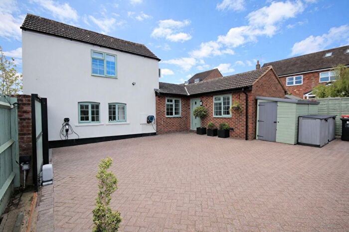 2 Bedroom Detached House For Sale In Church Square, Toddington, Bedfordshire, LU5