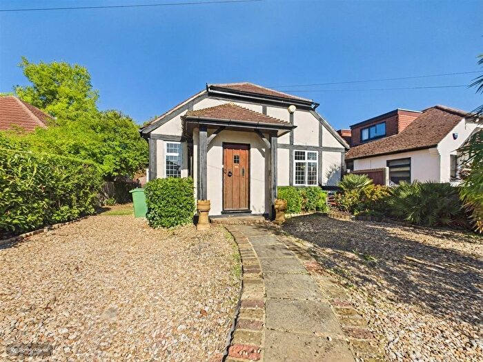 4 Bedroom Detached Bungalow To Rent In Copthall Road East, Ickenham, Uxbridge, UB10