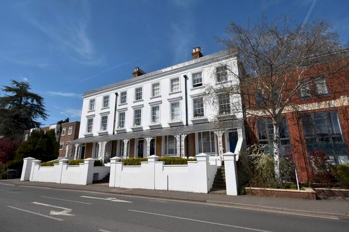 3 Bedroom Flat To Rent In East Street, Farnham, GU9