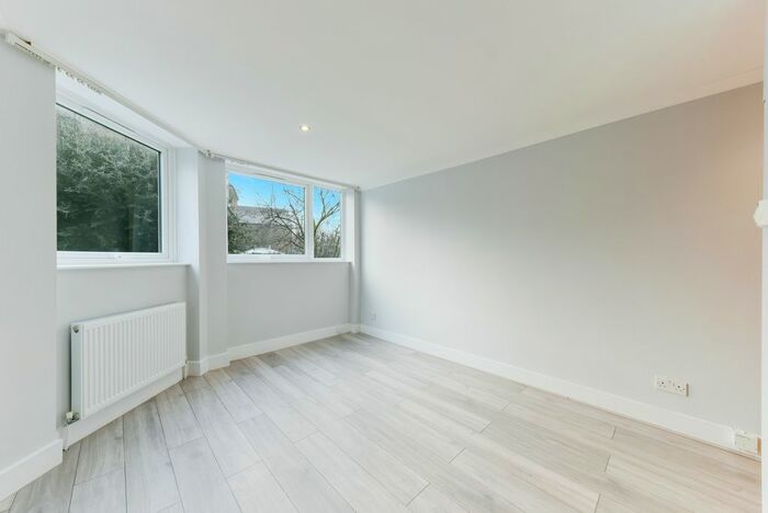Studio To Rent In Hurlingham Road, London, SW6