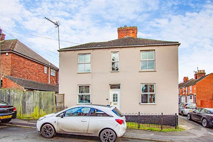 2 Bedroom End Terrace House To Rent In Duke Street, Kettering, NN16