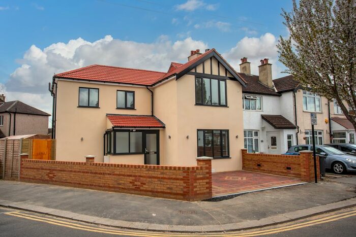 3 Bedroom Detached House To Rent In Marden Crescent, Croydon, Surrey, CR0