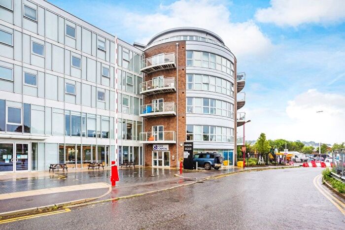 2 Bedroom Flat To Rent In Station Approach, Guildford, GU1