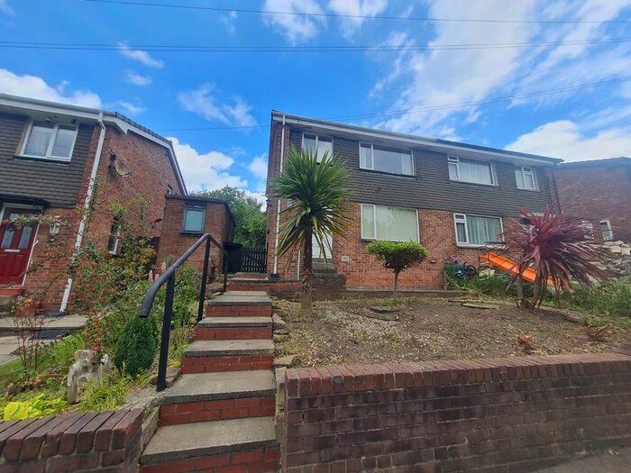 3 Bedroom Semi-Detached House To Rent In Chinewood Avenue, Birstall, Batley, WF17