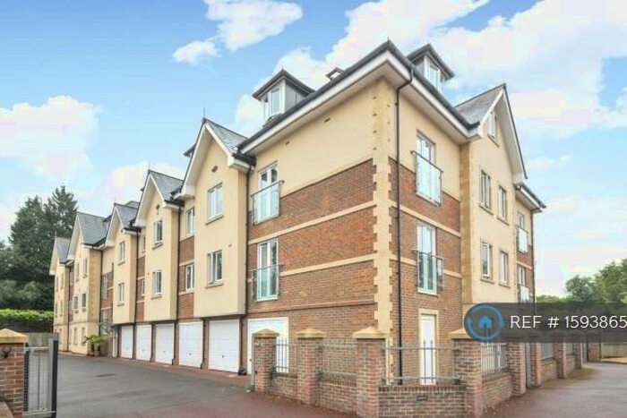 2 Bedroom Flat To Rent In Queens Road, Haywards Heath, RH16