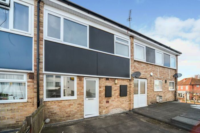 3 Bedroom Maisonette To Rent In Crockhamwell Road, Woodley, RG5