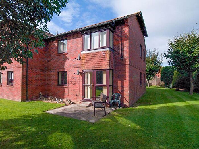 2 Bedroom Flat For Sale In Meadow Court, Felpham, PO22