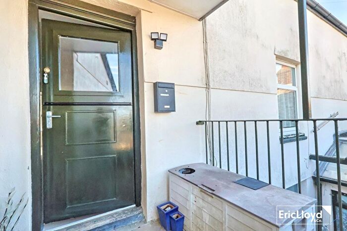 2 Bedroom Flat For Sale In Drew Street, Brixham, TQ5