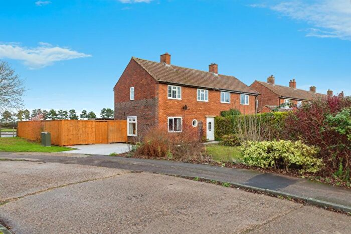 3 Bedroom Semi Detached House For Sale In Gaunts Way, Letchworth Garden City, SG6